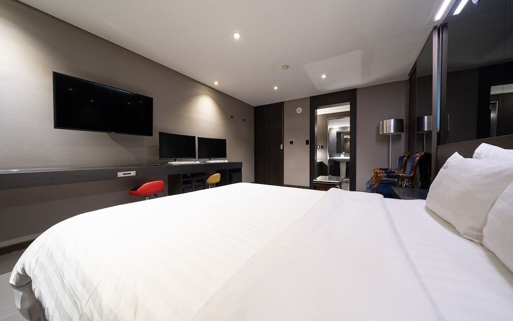 Seocho Lava Gyodaenambuteomineol Room (Suite (2pc 65 inch Netflix Disney Plu) 2