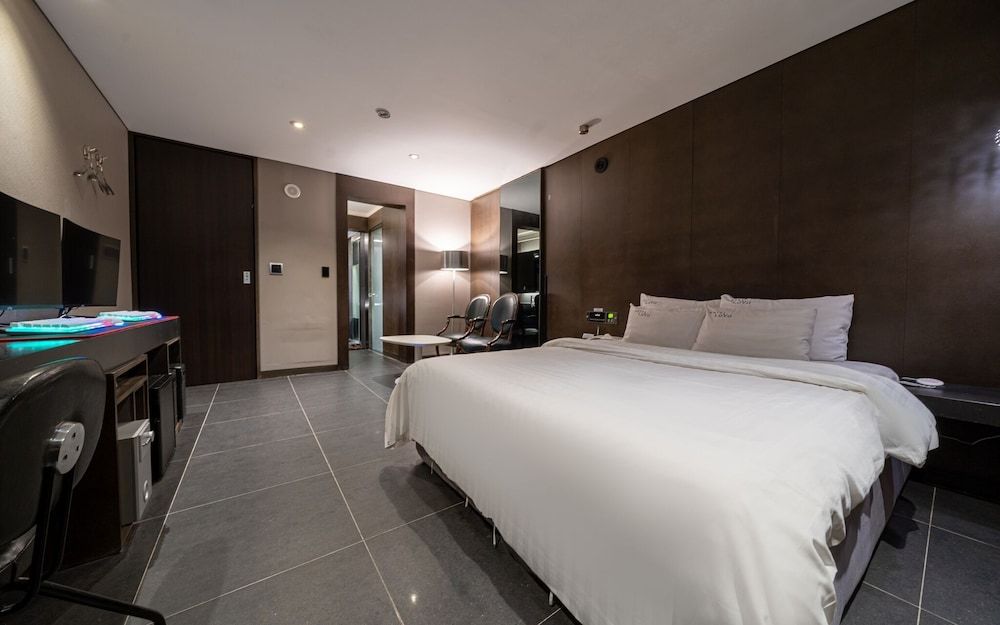 Seocho Lava Gyodaenambuteomineol Room (Suite (2pc 65 inch Netflix Disney Plu) 4