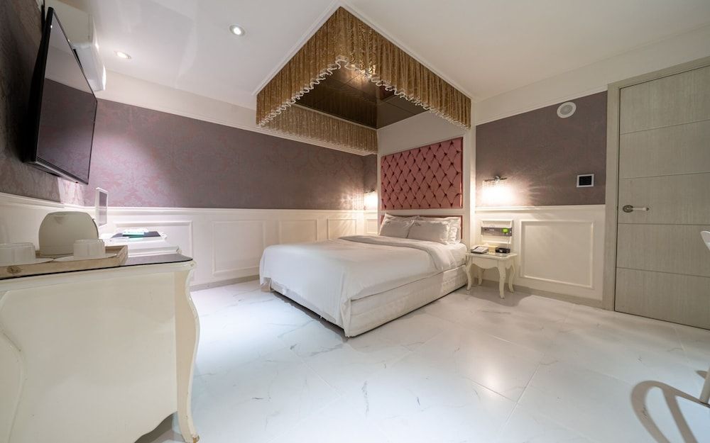 Seocho Lava Gyodaenambuteomineol Room (Mirror Room (1pc mirror Netflix Disne)