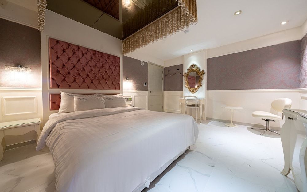 Seocho Lava Gyodaenambuteomineol Room (Mirror Room (1pc mirror Netflix Disne) 2