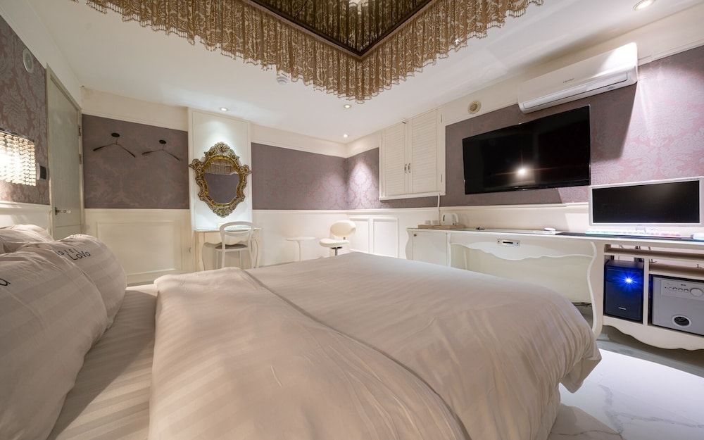 Seocho Lava Gyodaenambuteomineol Room (Mirror Room (1pc mirror Netflix Disne) 3