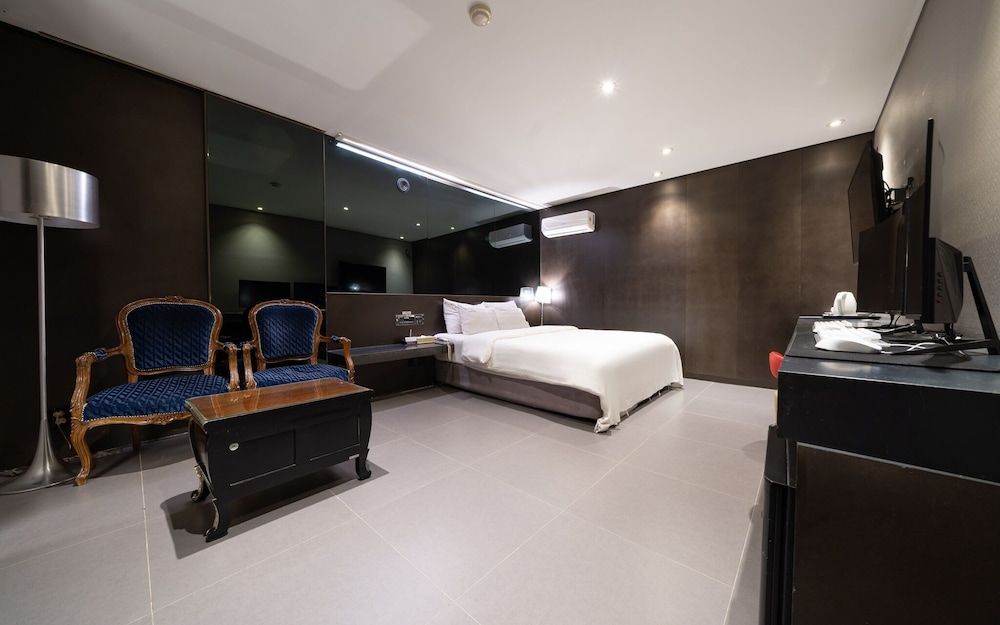 Seocho Lava Gyodaenambuteomineol Room (Suite (2pc 65 inch Netflix Disney Plu)