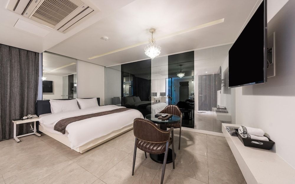 Jongno IMT Room (Suite (Random assigned NETFLIX availa)