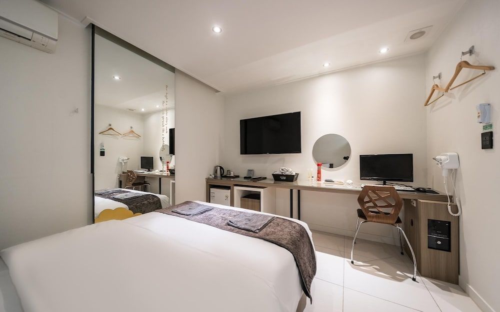 Jongno IMT Room (Standard (Late check-in NETFLIX avail) 6