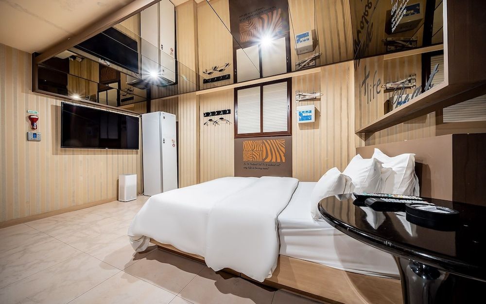 Suyu Hotel Soo Room (VIP (Styler Projector High Performing) 3