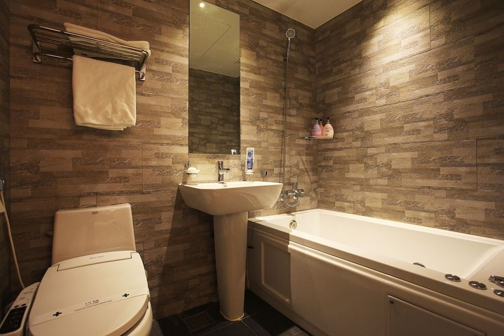 Seoul National University Station Dam Room (Standard Room) 22