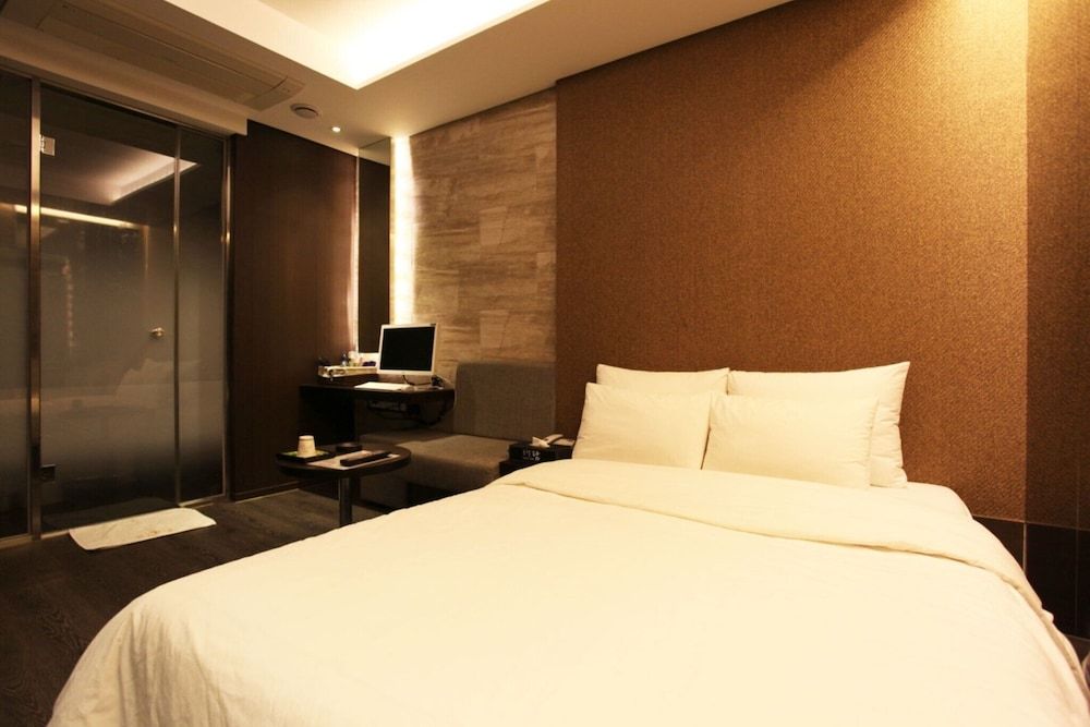 Seoul National University Station Dam Room (Standard Room) 13