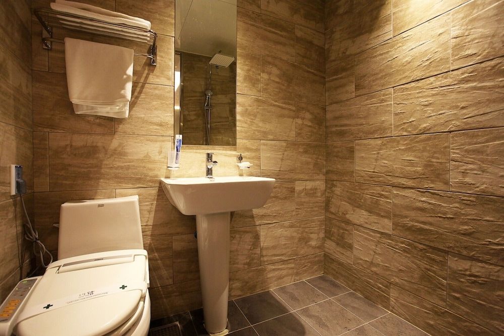 Seoul National University Station Dam Room (Standard Room) 16