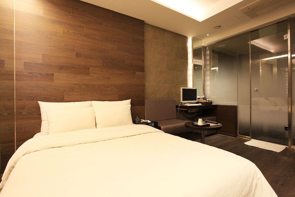 Seoul National University Station Dam Room (Standard Room) 7