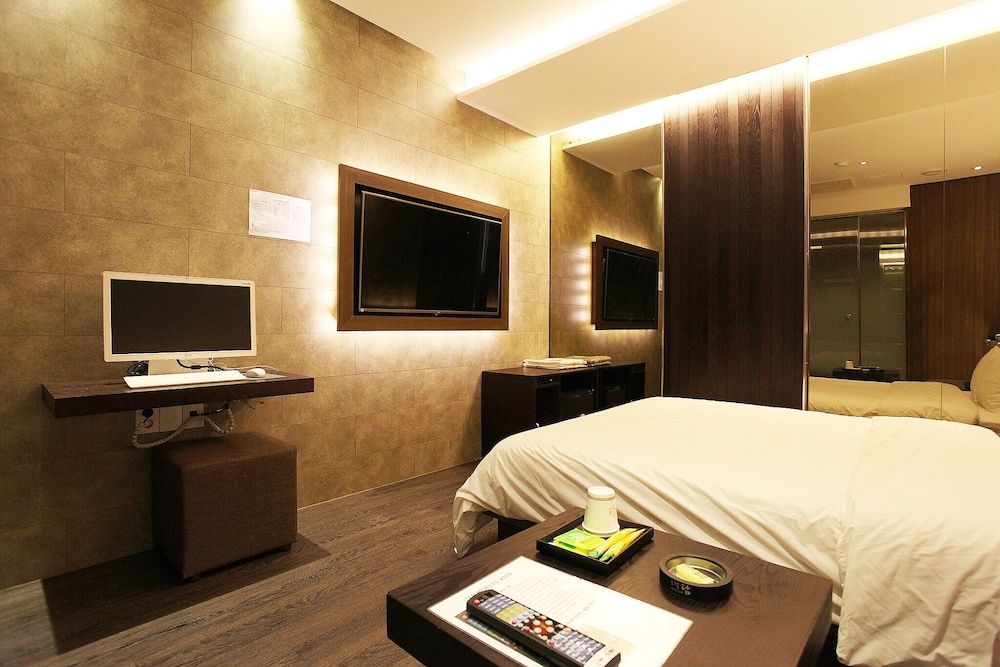 Seoul National University Station Dam Room (Standard Room) 4