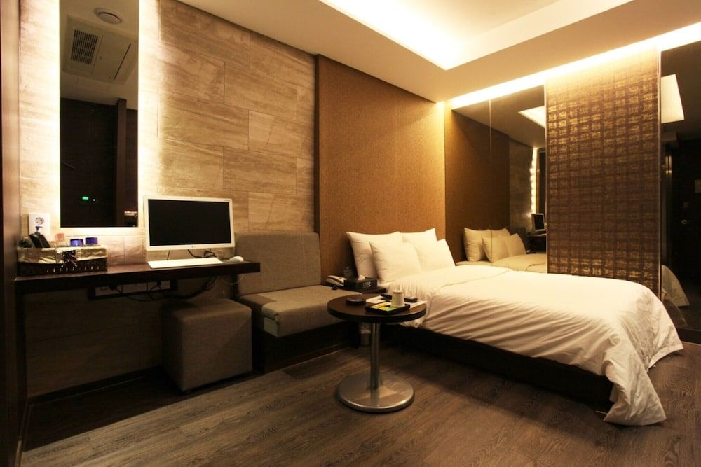 Seoul National University Station Dam Room (Standard Room) 12