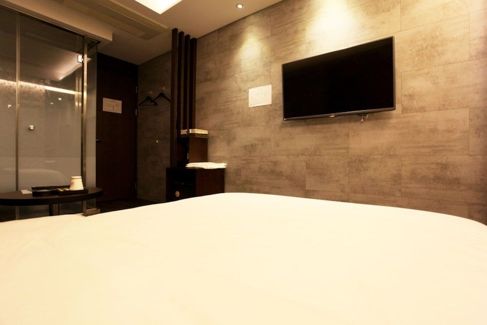Seoul National University Station Dam Room (Standard Room) 8