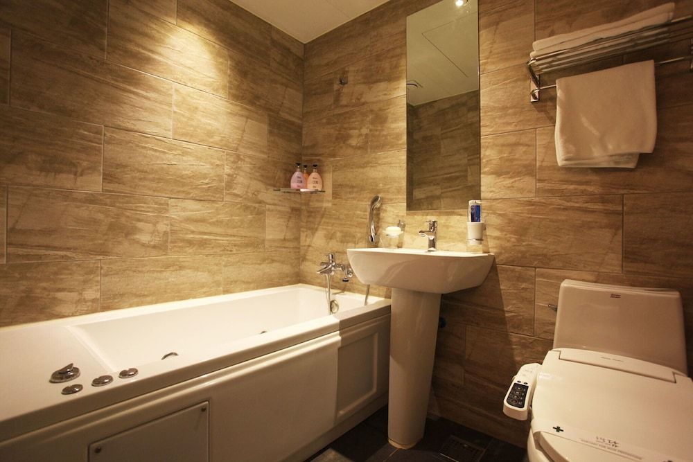 Seoul National University Station Dam Room (Standard Room) 5