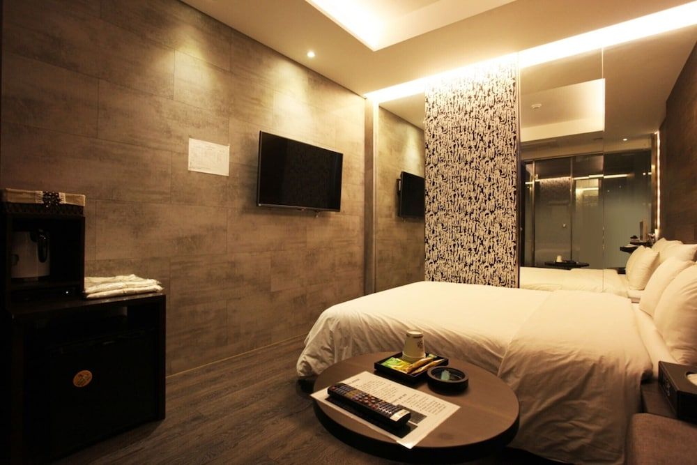 Seoul National University Station Dam Room (Standard Room) 9