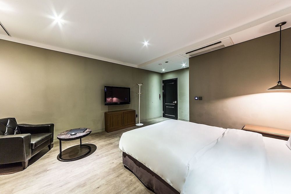 Gasan Marie Hotel Room (Standard room (Netflix Available)) 12