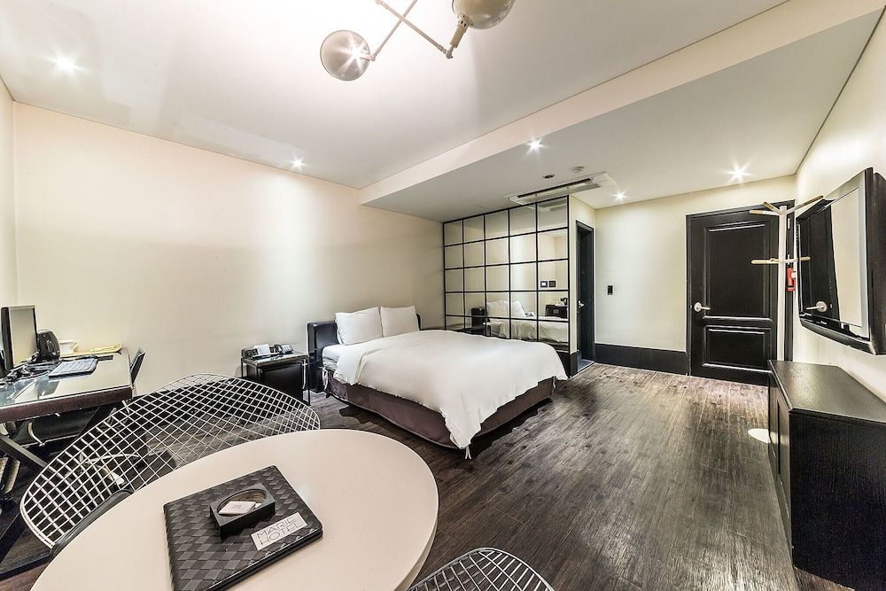 Gasan Marie Hotel Room (Standard room (Netflix Available)) 21