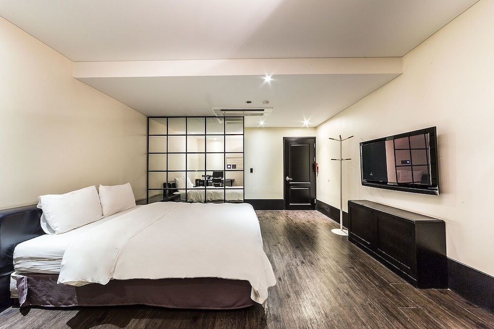 Gasan Marie Hotel Room (Standard room (Netflix Available)) 23