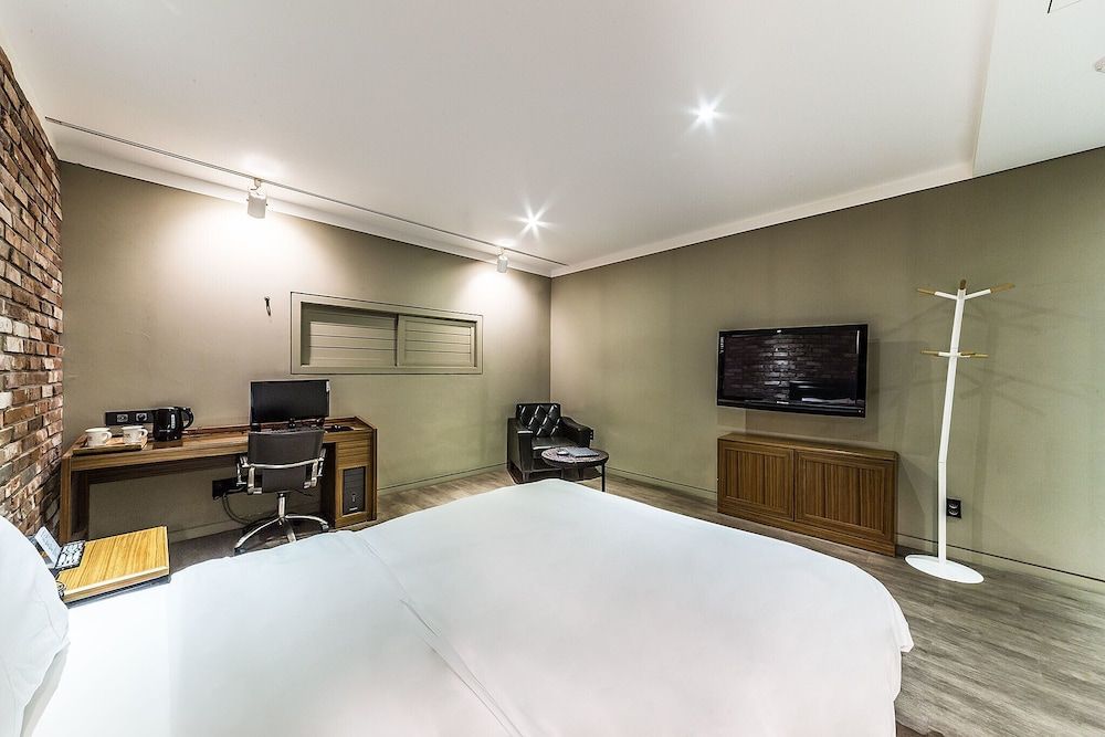 Gasan Marie Hotel Room (Standard room (Netflix Available)) 13