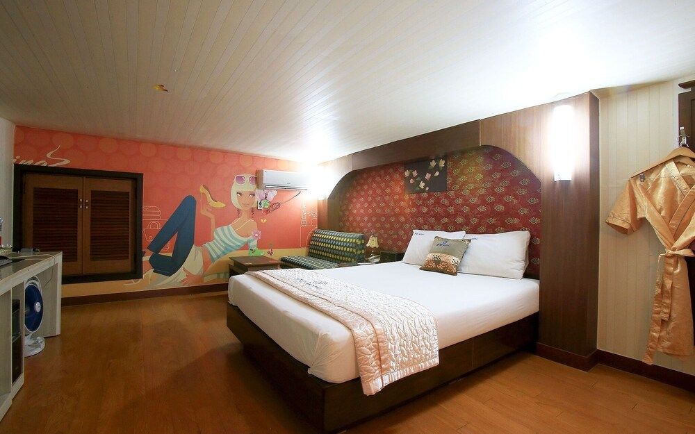 Geumcheon Yeongbin Room (Deluxe (Netflix available)) 9