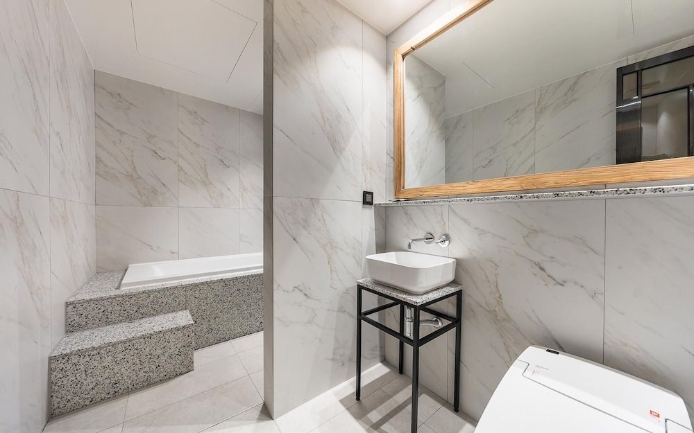 Sungshin University Station R Room (Special Room C (Netflix Available)) 11