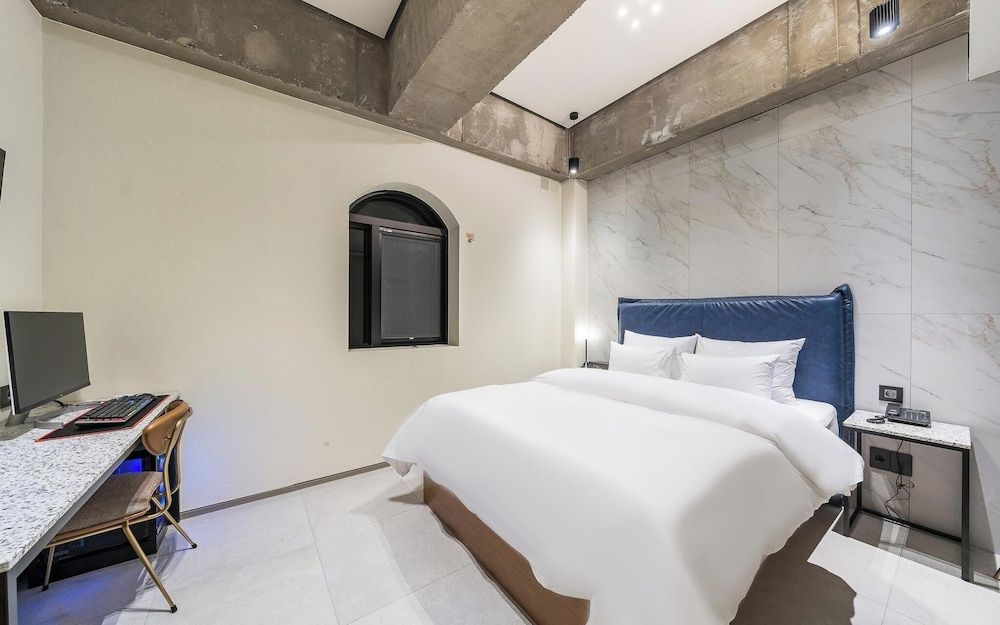 Sungshin University Station R Room (Special Room C (Netflix Available))