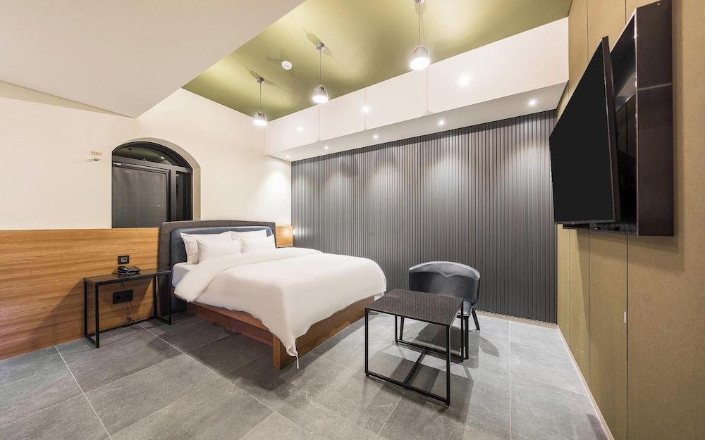 Sungshin University Station R Room (Suite (Netflix Available))