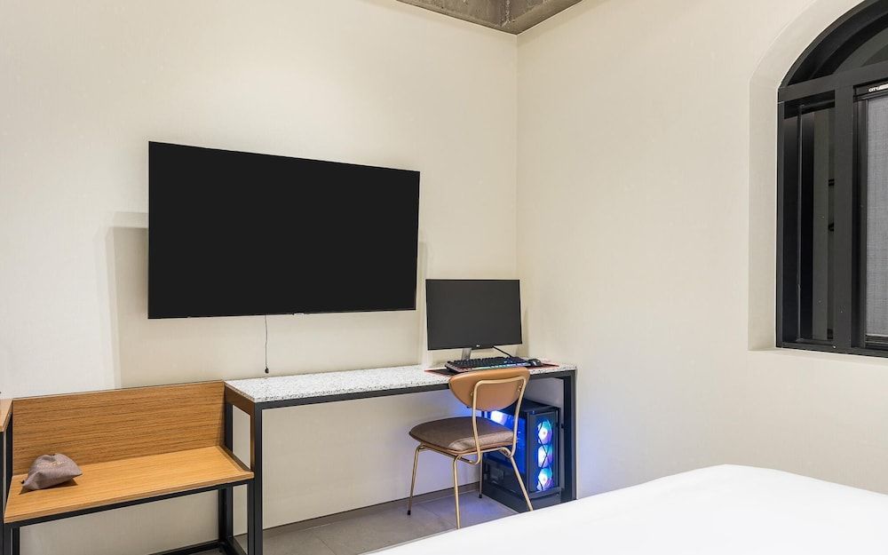 Sungshin University Station R Room (Special Room C (Netflix Available)) 3