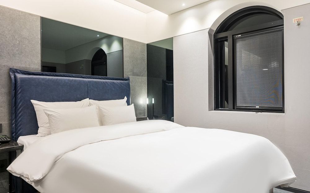 Sungshin University Station R Room (Special Room C (Netflix Available)) 16