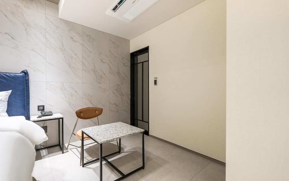 Sungshin University Station R Room (Special Room C (Netflix Available)) 4