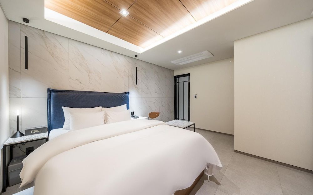 Sungshin University Station R Room (Special Room C (Netflix Available)) 8