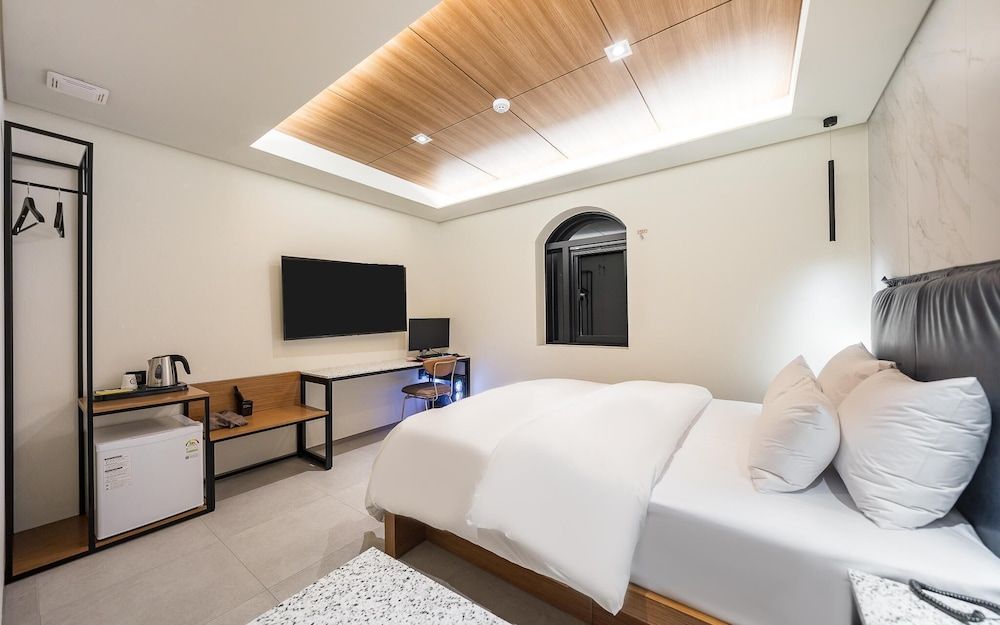 Sungshin University Station R Room (Special Room C (Netflix Available)) 9