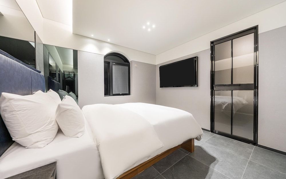Sungshin University Station R Room (Special Room C (Netflix Available)) 15