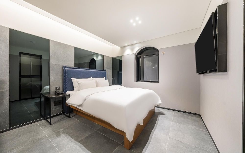 Sungshin University Station R Room (Special Room C (Netflix Available)) 13