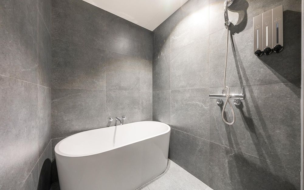 Sungshin University Station R Room (Special Room C (Netflix Available)) 17