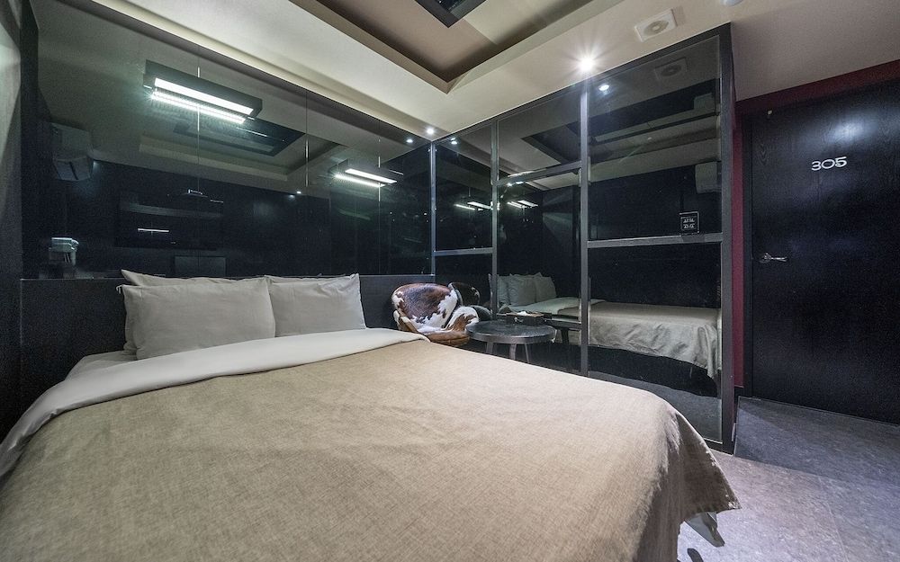 undefined Sinsa Latree 5