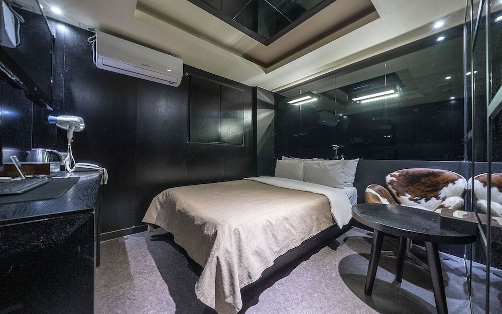 undefined Sinsa Latree 4