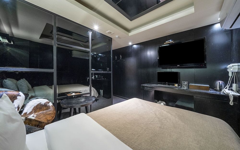 undefined Sinsa Latree 6