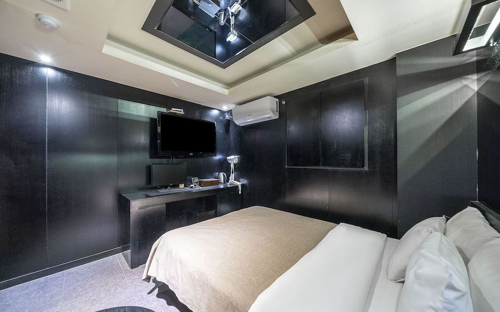 undefined Sinsa Latree 7