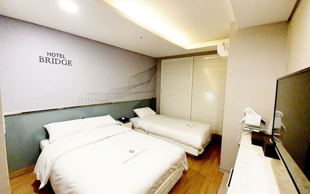 undefined Yeongdeungpo Hotel Bridge 9