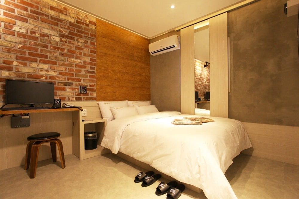 Myeonmok Choi Hotel Room (Royal Premium (Free Netflix viewing i) 3