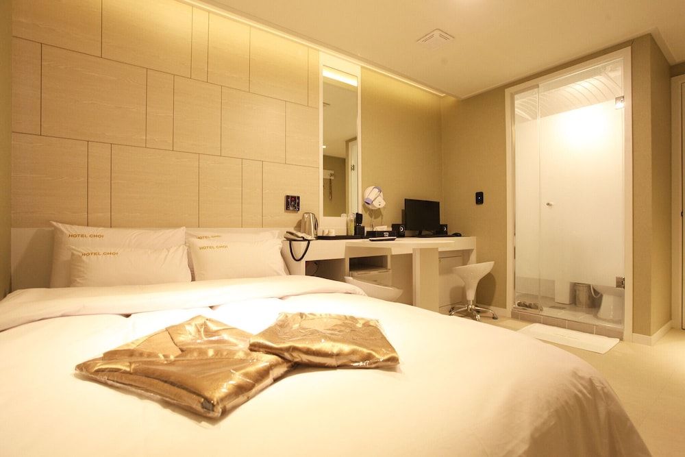 Myeonmok Choi Hotel Room (Standard - B (Free Netflix viewing in) 11