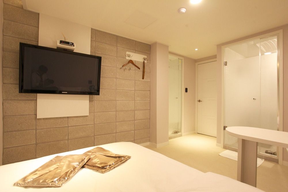 Myeonmok Choi Hotel Room (Standard - B (Free Netflix viewing in) 4
