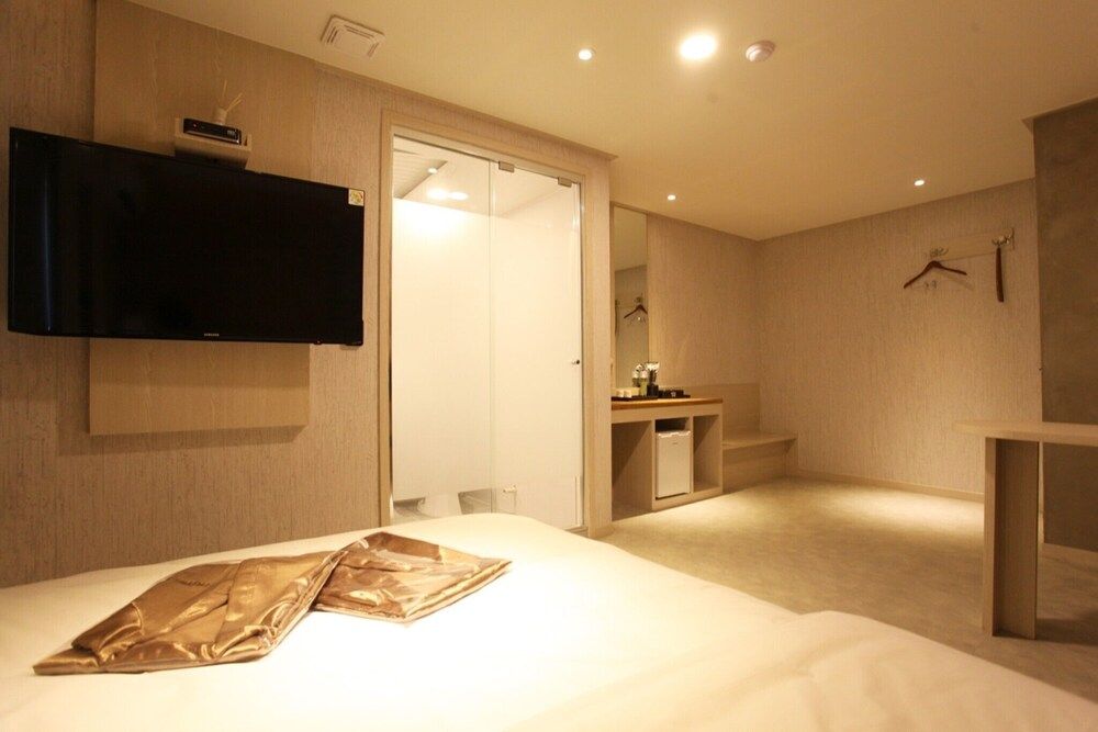 Myeonmok Choi Hotel Room (Royal Premium (Free Netflix viewing i) 5