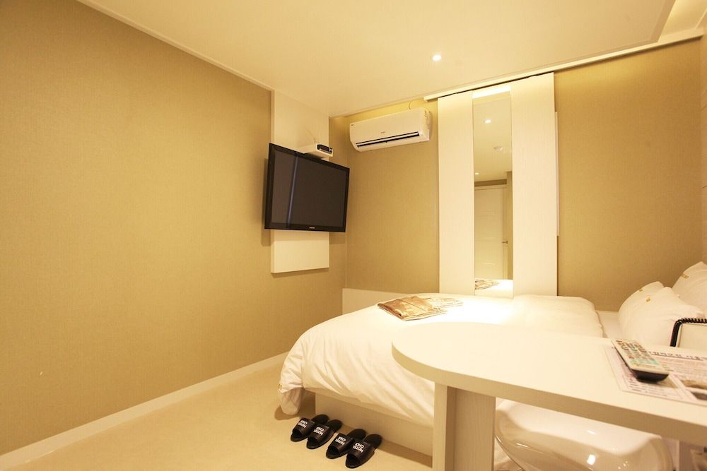 Myeonmok Choi Hotel Room (Standard - B (Free Netflix viewing in) 10