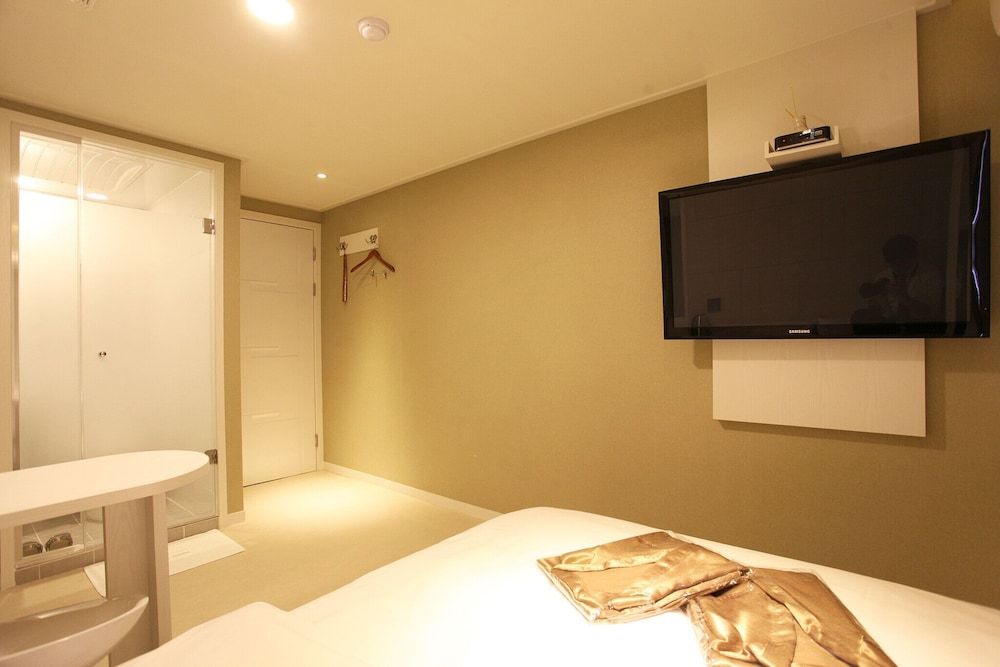 Myeonmok Choi Hotel Room (Standard - B (Free Netflix viewing in) 12