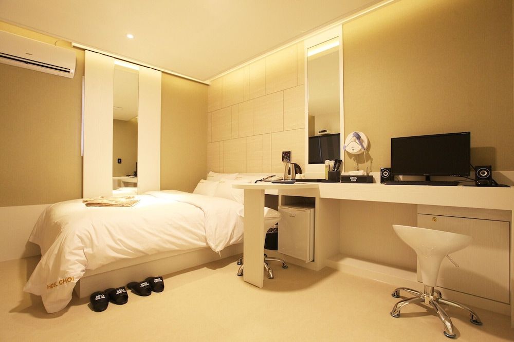 Myeonmok Choi Hotel Room (Standard - B (Free Netflix viewing in) 9