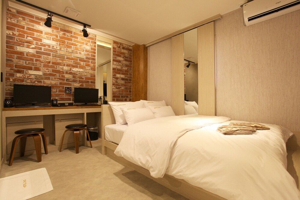 Myeonmok Choi Hotel Room (Premium (Free Netflix available in al) 9