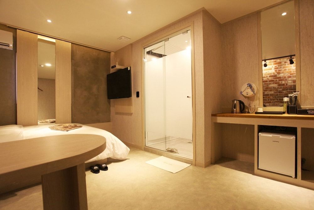 Myeonmok Choi Hotel Room (Royal Premium (Free Netflix viewing i)