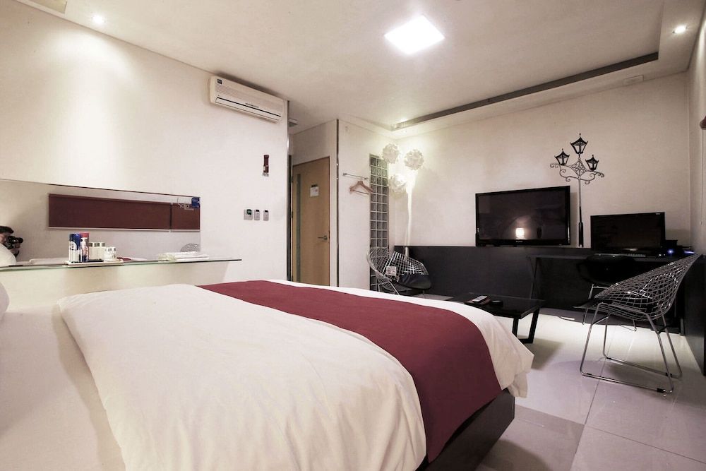 Suyu Solid Hotel Room (Standard room (Netflix available)) 18