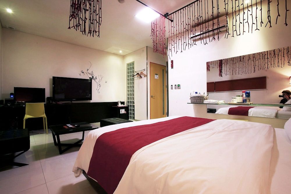 Suyu Solid Hotel Room (Standard room (Netflix available)) 13